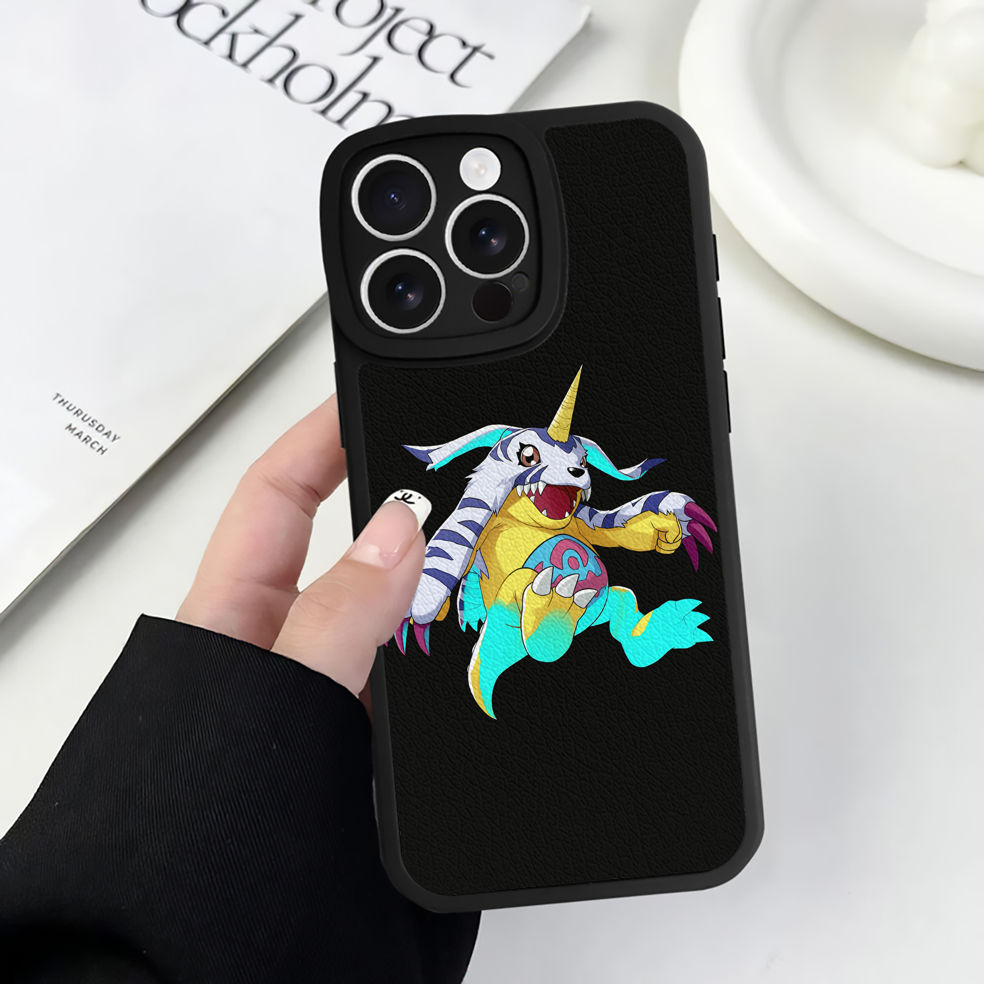 （画像用） Digimon デジタルモンスター/デジモン 【iPhone 16シリーズ対応】シリコンスマホケース（レザー調） 材質：シリコン